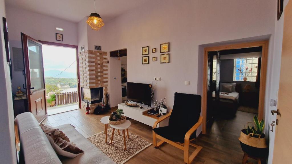 TV a/nebo společenská místnost v ubytování Seva Monolithos house