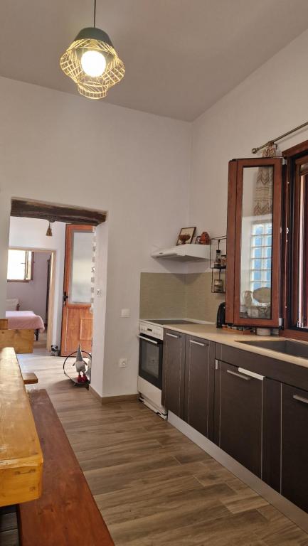 Kuchyň nebo kuchyňský kout v ubytování Seva Monolithos house