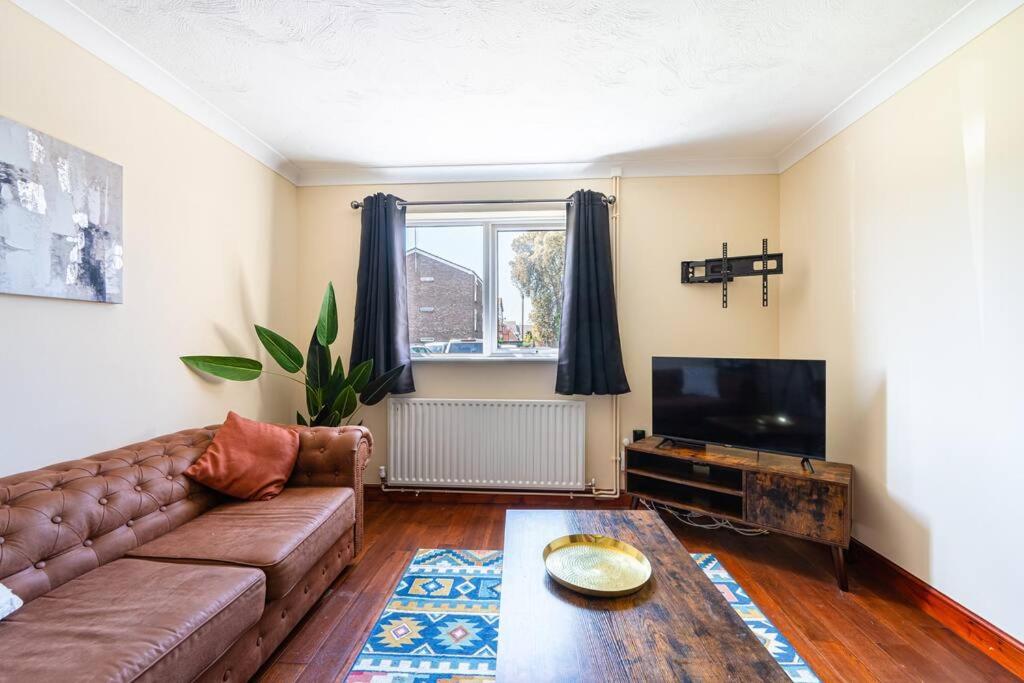 Zona d'estar a Cosy 3-Bed Close to City Centre with Free Parking