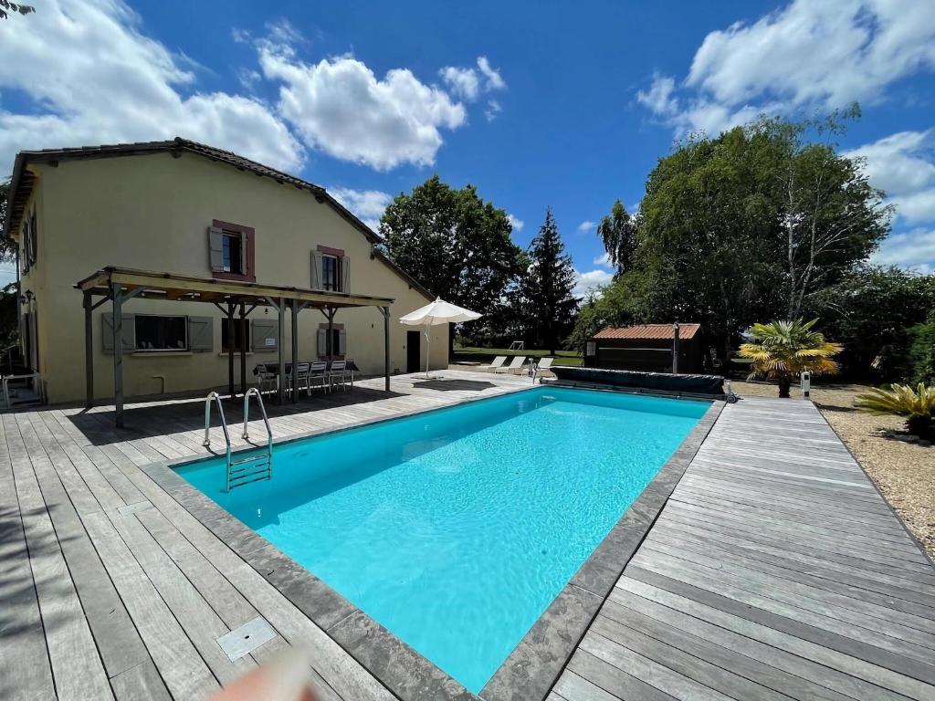 ein Pool vor einem Haus in der Unterkunft Luxurious Villa in Cazaubon with Swimming Pool in Marguestau
