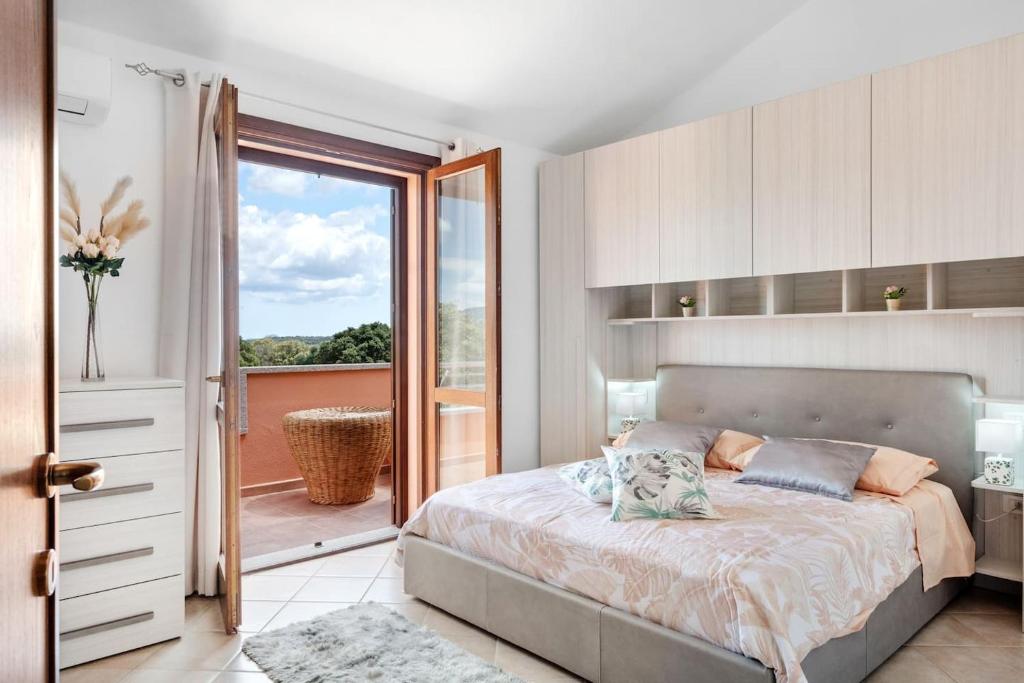 1 dormitorio con 1 cama y balcón en Tortuga House - private Jacuzzi -, en Telti