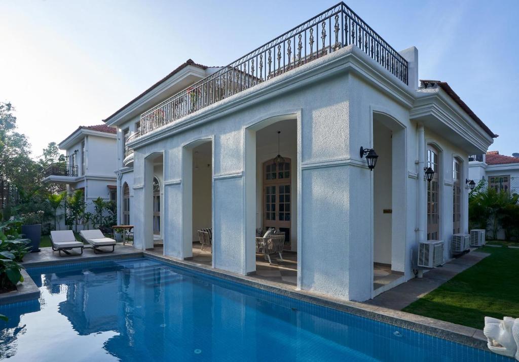 瓦加托的住宿－LohonoStays Villa Aurelia E，一座带游泳池和房子的别墅