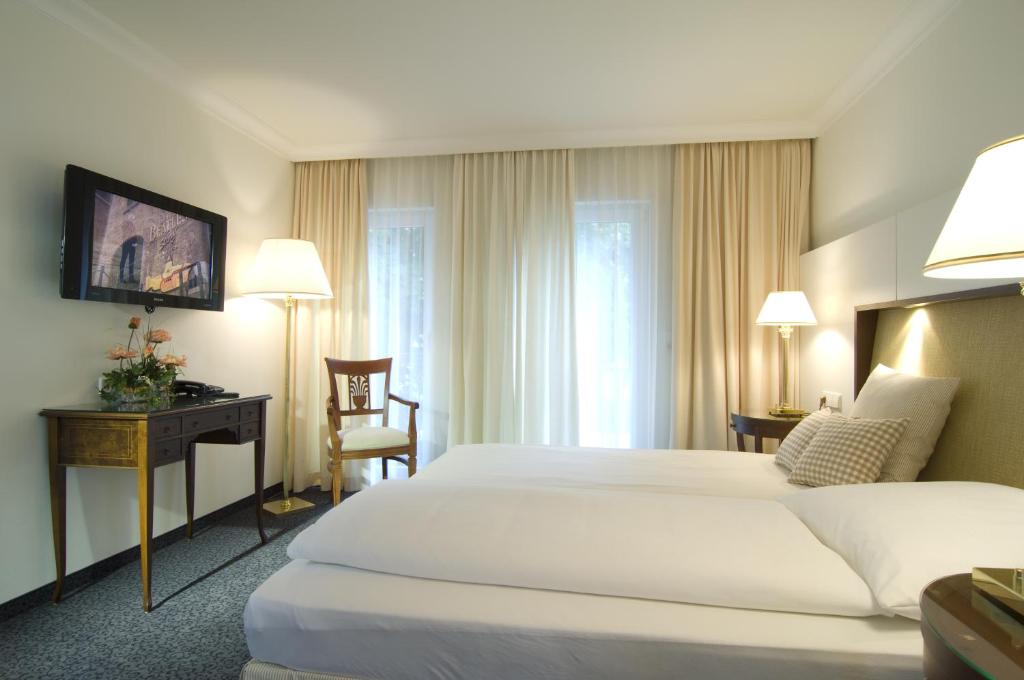 Postel nebo postele na pokoji v ubytování Hotel Ochsen Stuttgart