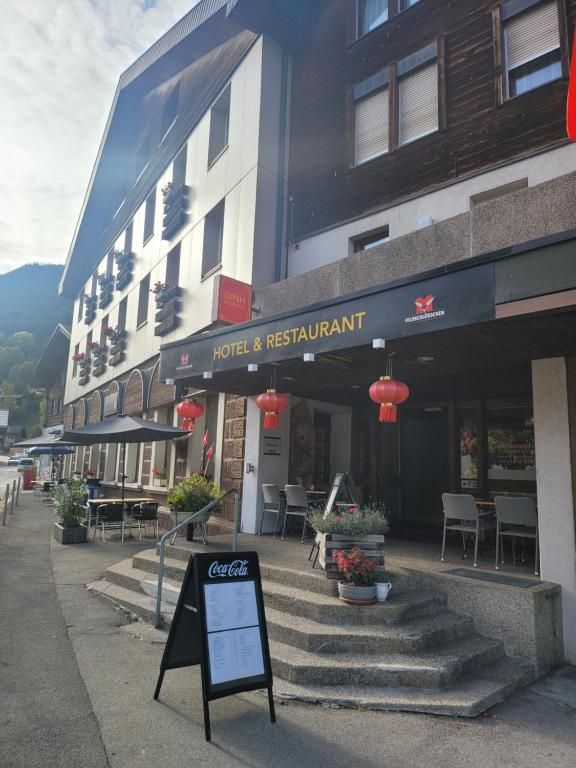 un hôtel et un restaurant avec un panneau devant lui dans l'établissement Dinh Residence, à Zweisimmen