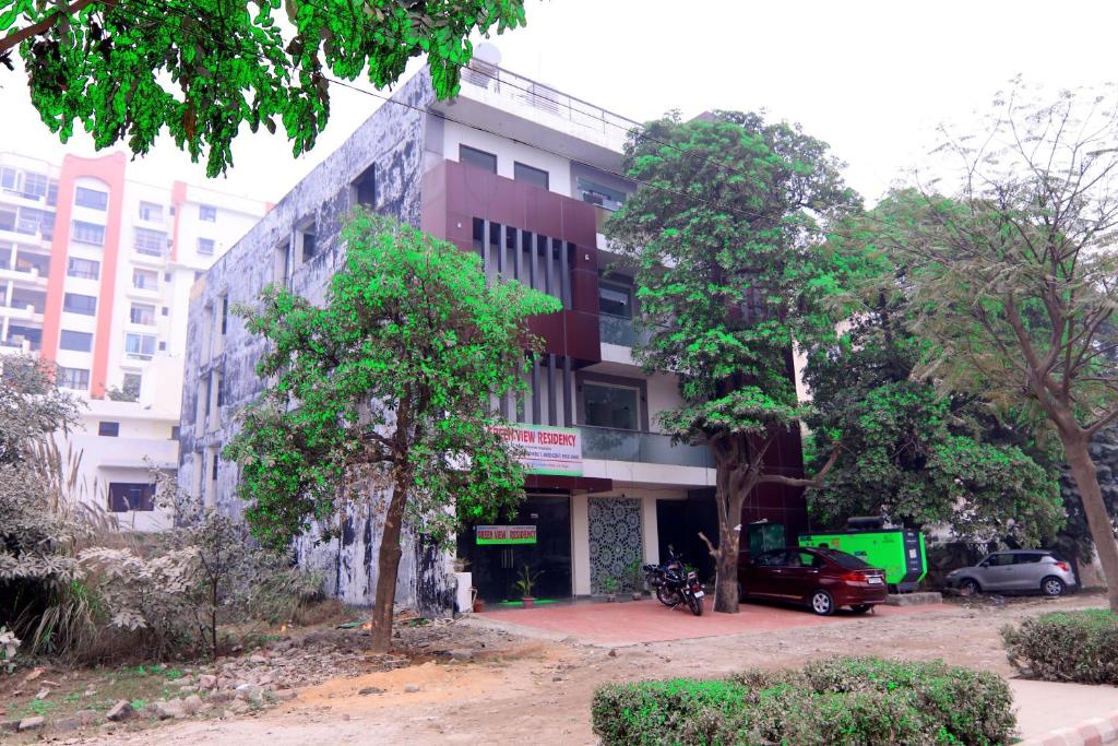um edifício com um carro estacionado em frente em Green View Residency em Greater Noida