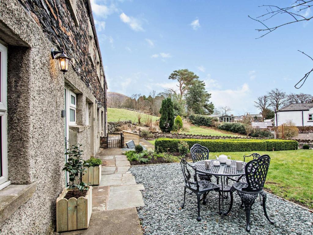 a patio with a table and chairs next to a building at 2 Bed in Keswick 90064 in Threlkeld