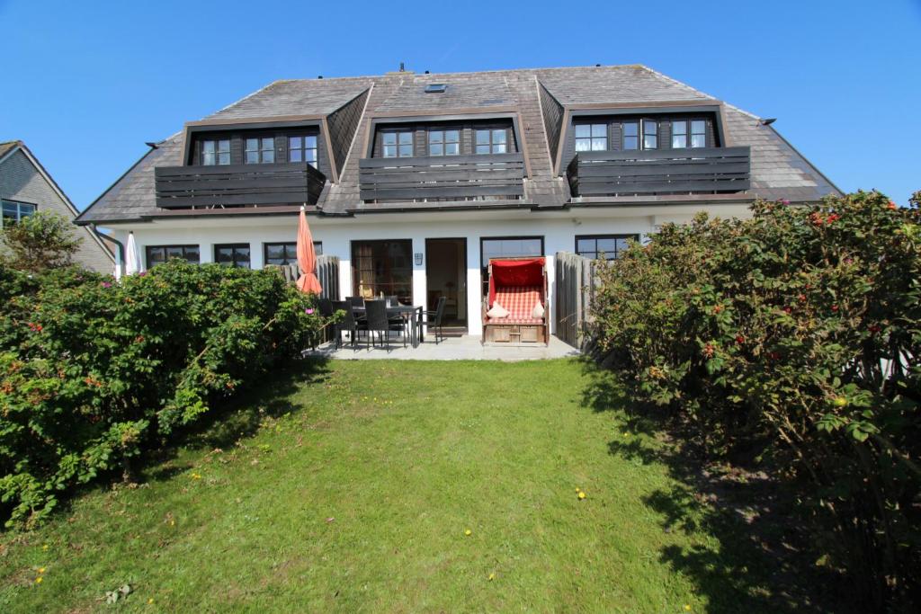 a large house with a lawn in front of it at Dünental 6b in Wenningstedt