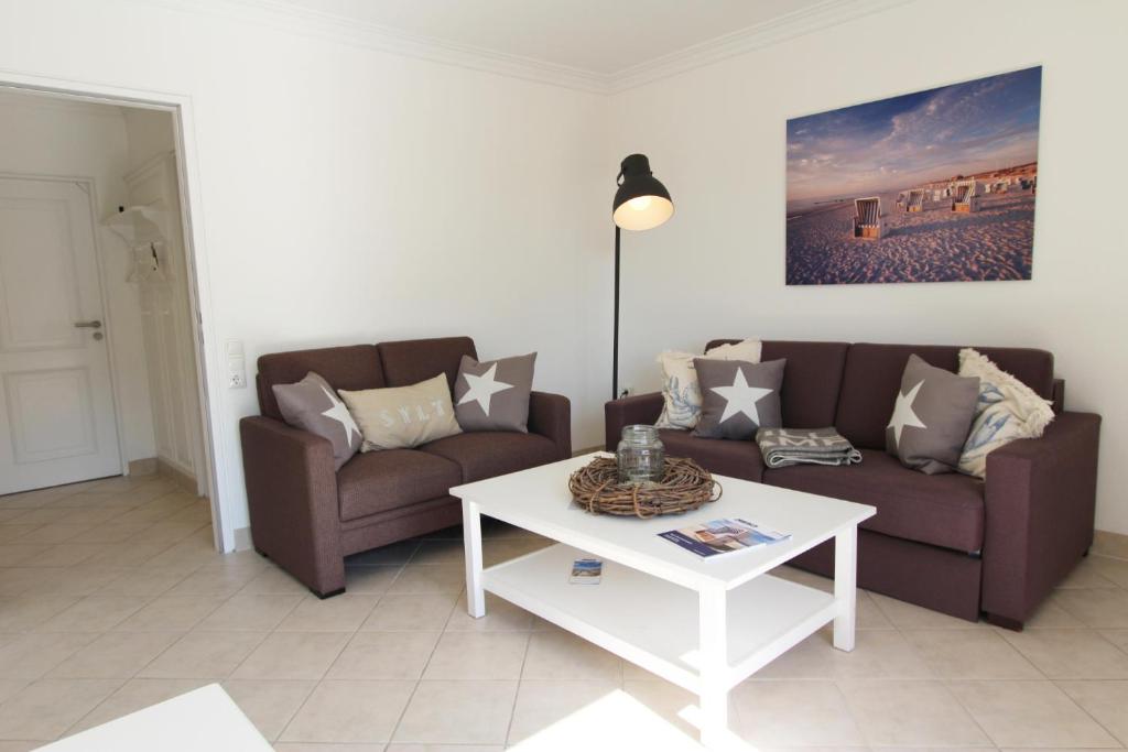 uma sala de estar com dois sofás e uma mesa de centro em Risgap 5 B, App 24 em Wenningstedt