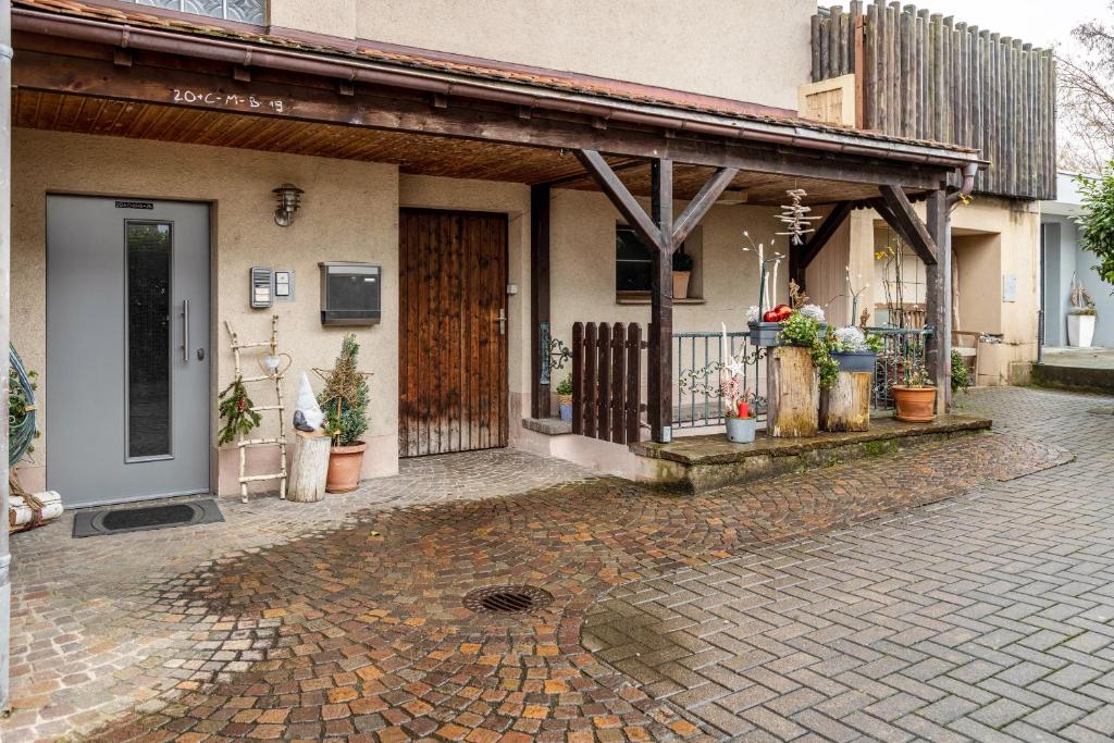 Casa con puerta de madera y porche en Ferienwohnungen Haus Birgit, en Günzgen