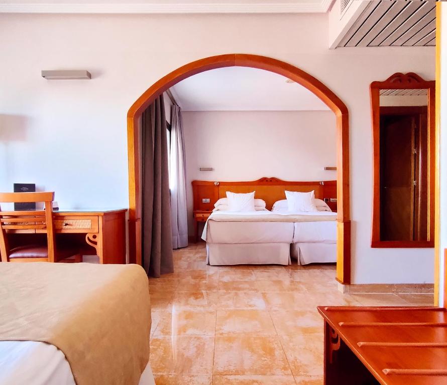 Postel nebo postele na pokoji v ubytování Hotel La Laguna Spa & Golf