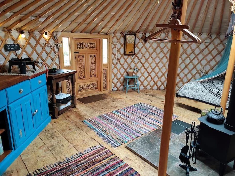 Kuchyň nebo kuchyňský kout v ubytování Pandy Farm Yurt - Panoramic mountain views within Snowdonia's National Park - 4x4 recommended