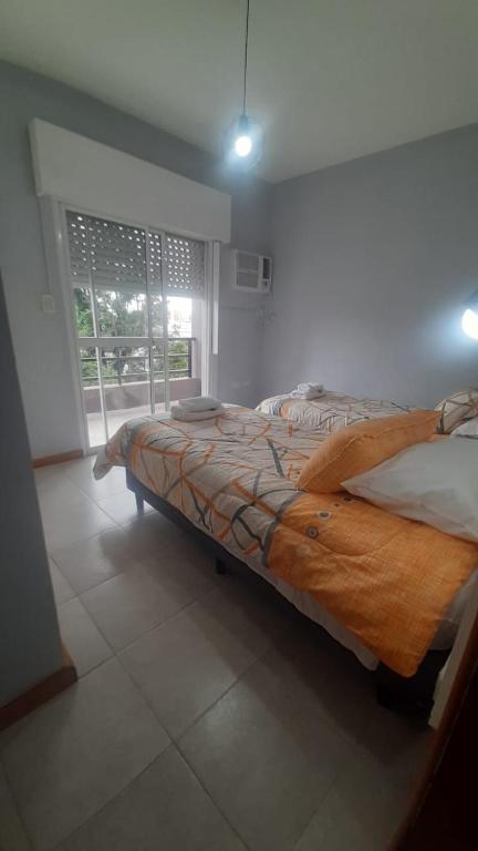 uma cama grande num quarto com uma janela em TEMPORARIO RIVADAVIA em Corrientes