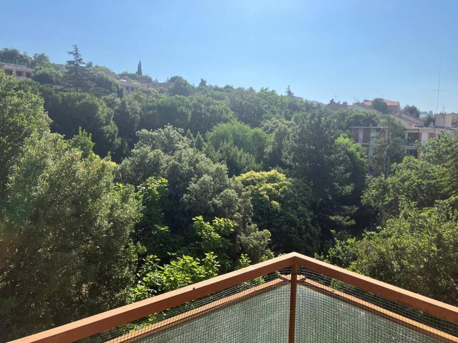 een balkon met uitzicht op een bos met bomen bij Casa Arnold in Ancona