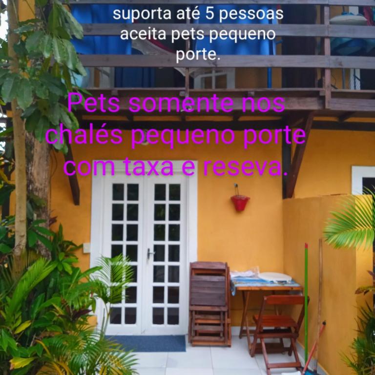 a sign on the side of a house at SUITES E CHALES PRIVADOS Rock's&Rose's home in Camburi
