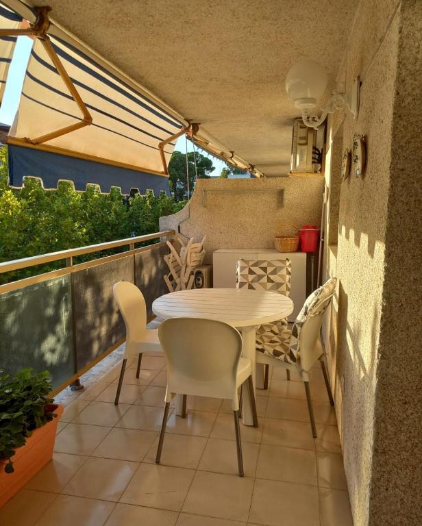 eine Terrasse mit einem Tisch und Stühlen auf dem Balkon in der Unterkunft Studio 250m zum strand in Salou