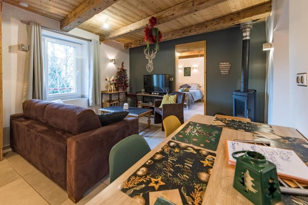 un salon avec un canapé et une table dans l'établissement CosyBergerie, à Ugine