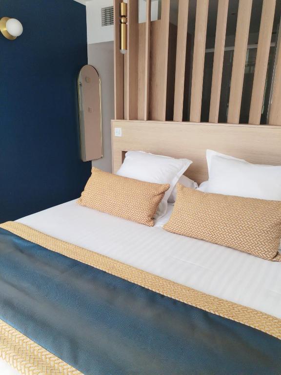 Best Western Plus Hôtel la Rade - Comfort Queen Room With Balcony