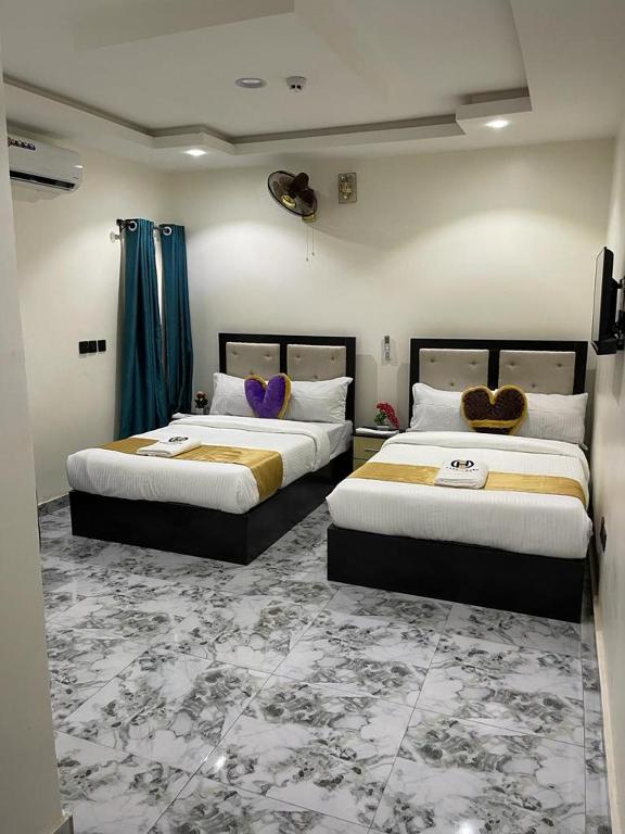 2 Betten in einem Hotelzimmer in der Unterkunft Hilton Garden Inn Ltd in Nsukka