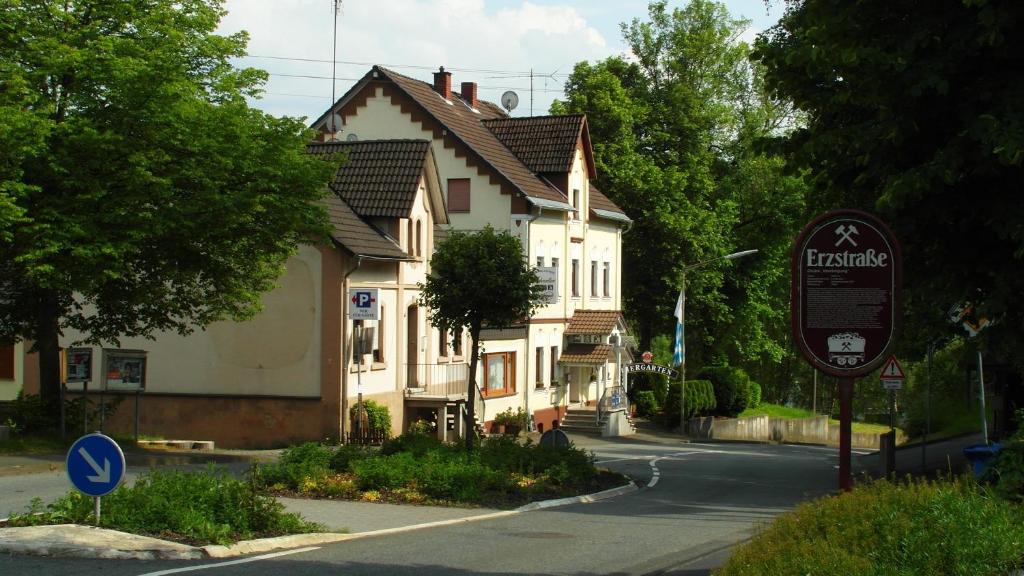 un cartello stradale di fronte a una casa di Landgasthof Schneller a Katzwinkel