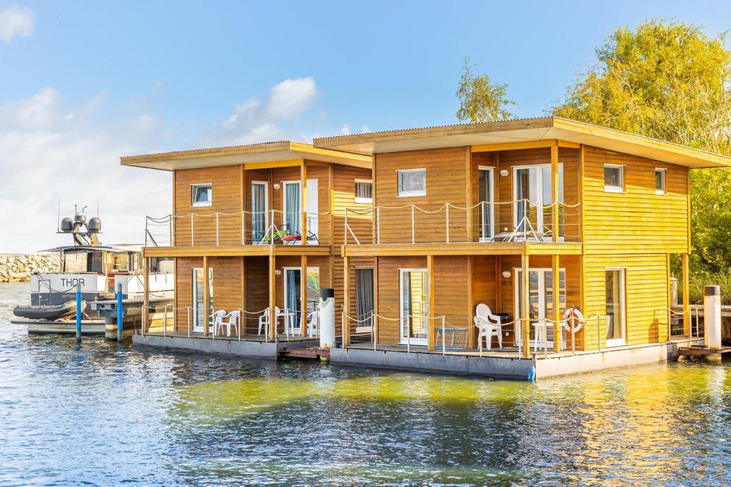 a wooden house on a dock on the water at FLOATING HOUSES - "schwimmende Ferienhäuser" - Haus 5 in Barth