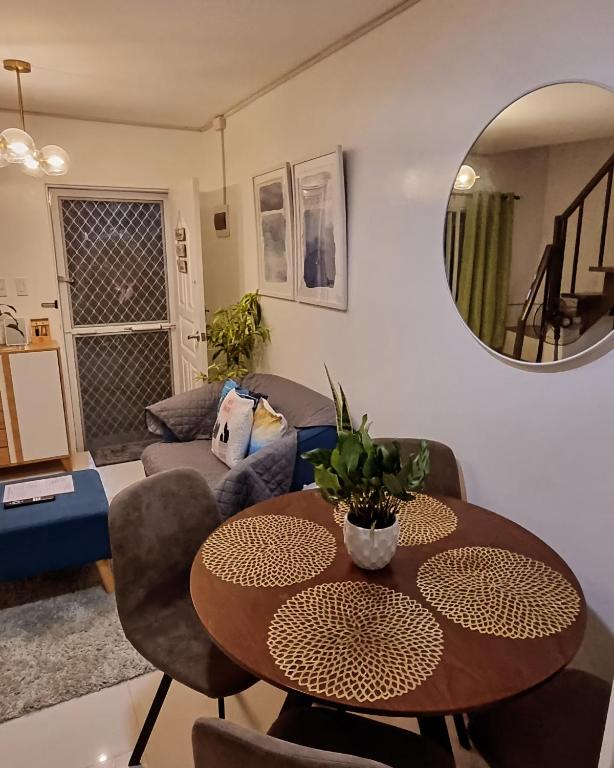 Posezení v ubytování Cassie Homestay - Yuna Door 2 - Furnished Home in Butuan