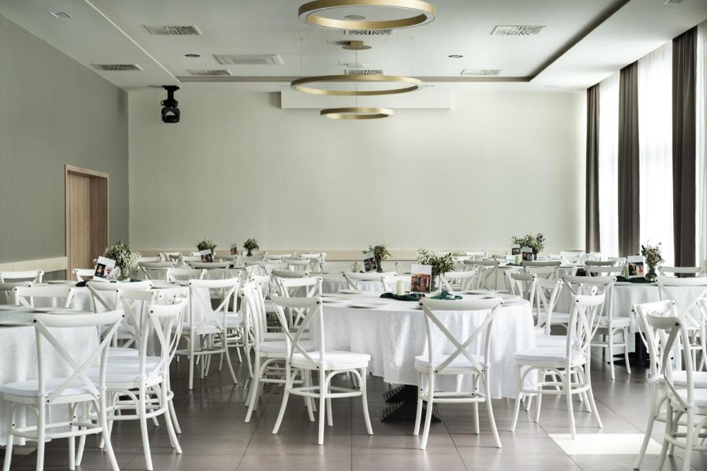 Reštaurácia alebo iné gastronomické zariadenie v ubytovaní Hotel Alkar