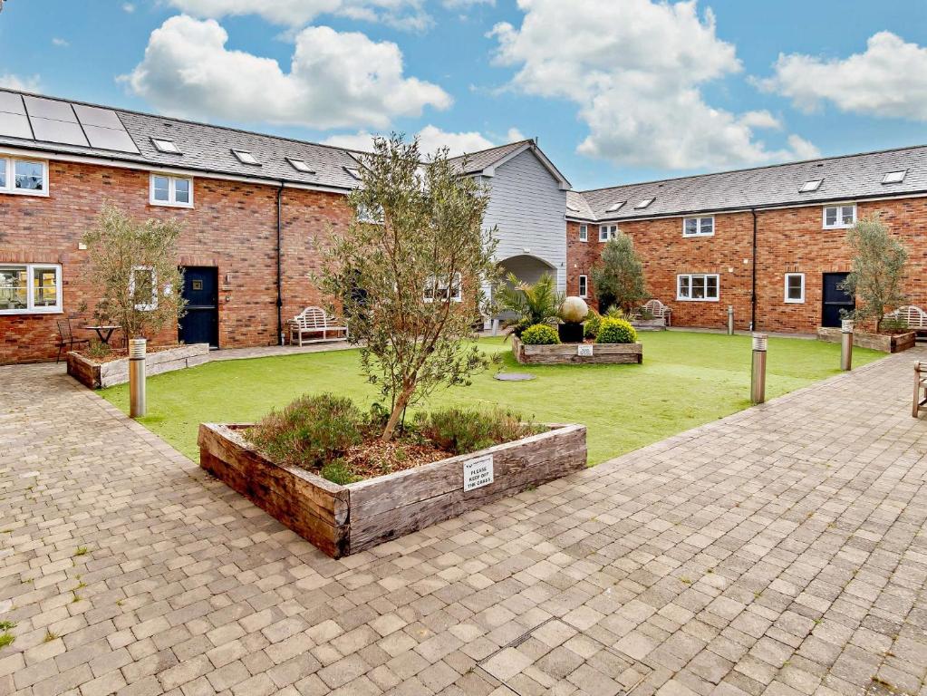 a house with a tree in the middle of a courtyard at 3 Bed in Newport 90250 in Newport