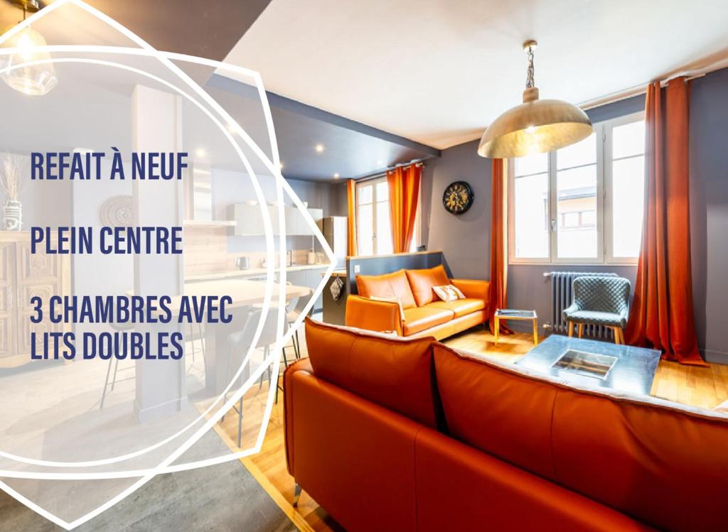 un salon avec un canapé orange et un salon avec une table dans l'établissement Le Central - Au coeur de Bourges, à Bourges