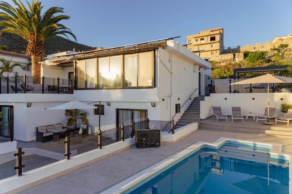 une villa avec une piscine et une maison dans l'établissement Villa La Blanca, à Arona