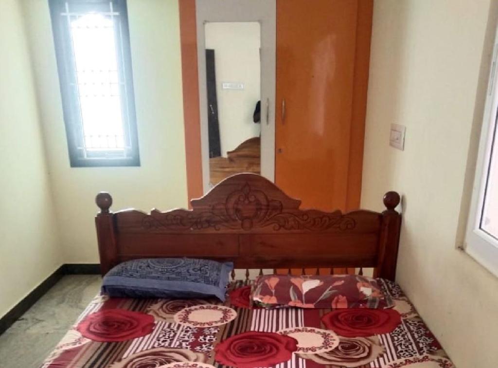 Un dormitorio con una cama con rosas rojas. en Royal Experiences Peters Villa House, en Kuttālam