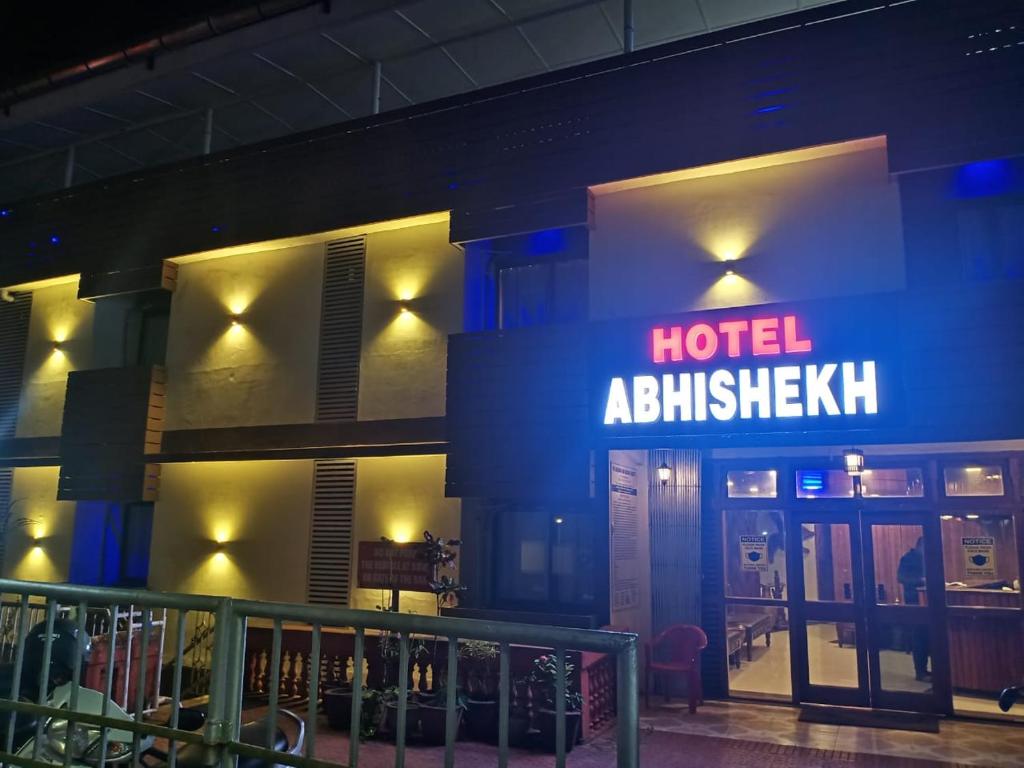 una señal de administración del hotel frente a un edificio en Hotel Abhishekh, en Port Blair