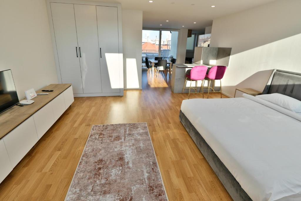 een slaapkamer met een groot bed en een keuken bij Vienna Lotus Apartments in Wenen