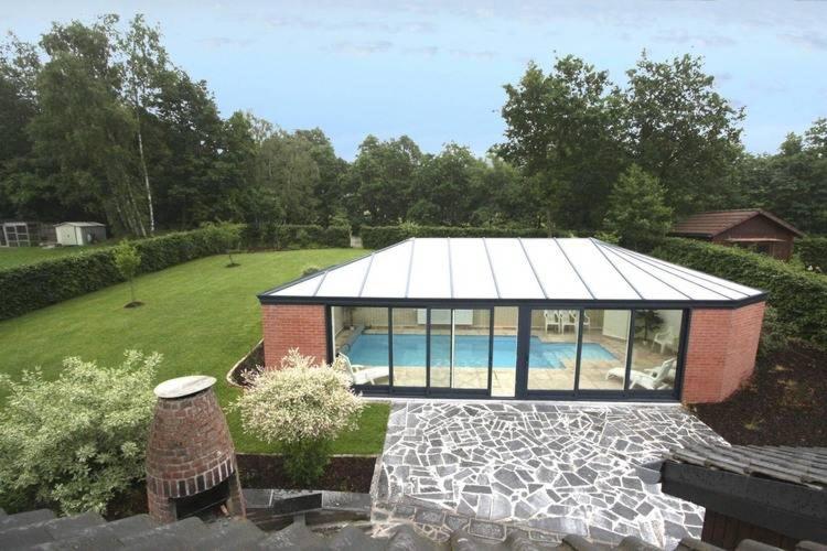 ein Haus mit Pool im Hinterhof in der Unterkunft Cottage with swimming pool in Weismes