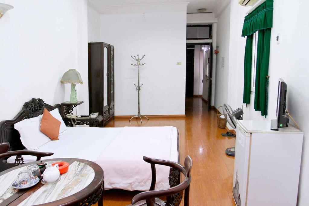 TV a/nebo společenská místnost v ubytování HOÀNG CƯỜNG HOTEL 15 Nguyễn Thái Học