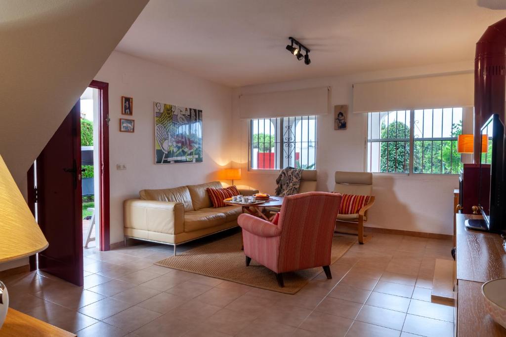 a living room with a couch and a table at Casa de Eva en Matalascañas in Matalascañas