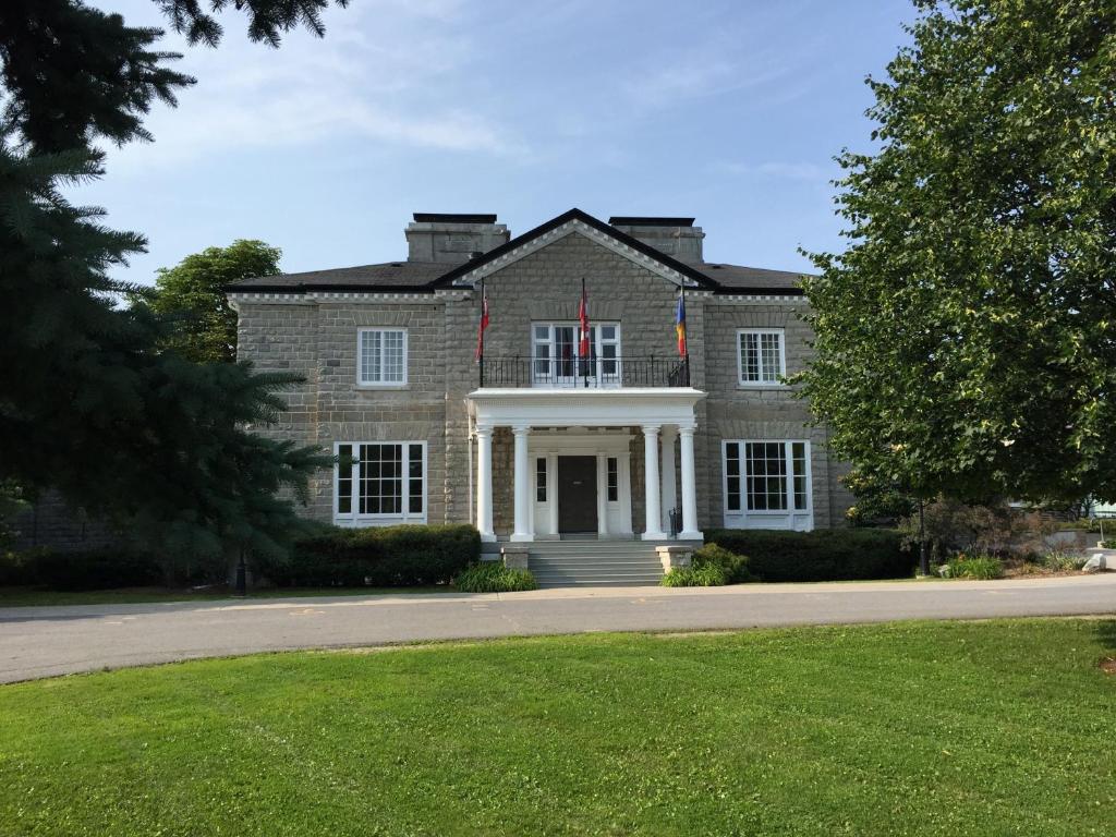 uma grande casa de tijolos com uma bandeira na frente em Donald Gordon Hotel and Conference Centre em Kingston