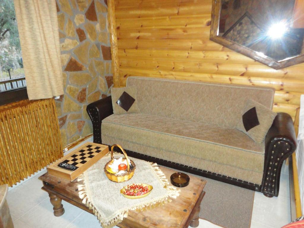 卡拉夫里塔的住宿－eco faraggi，客厅配有沙发和桌子