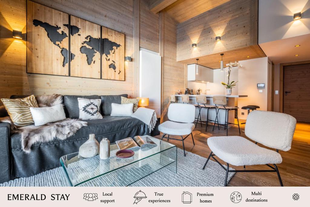 Residence Phoenix Courchevel Village - by EMERALD STAY في كورشوفيل: غرفة معيشة مع أريكة وطاولة