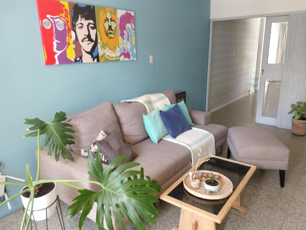 sala de estar con sofá y algunas plantas en Alquiler Casa con pileta en Godoy Cruz