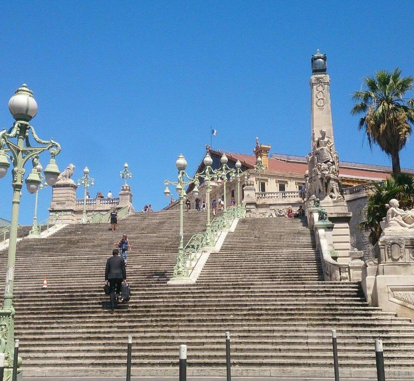 Un uomo che va in bicicletta giù per una rampa di scale di Come&Sleep a Marsiglia