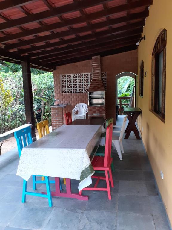 una mesa y sillas en el patio de una casa en Casa Curral, en Ilhabela