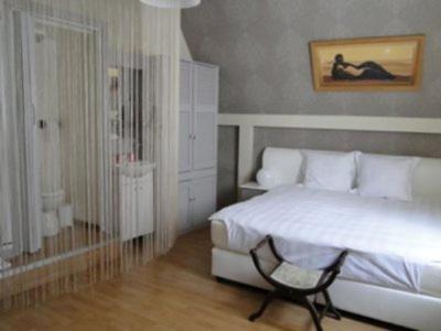 a bedroom with a large white bed in a room at B&B La Villa Zarin in Brussels