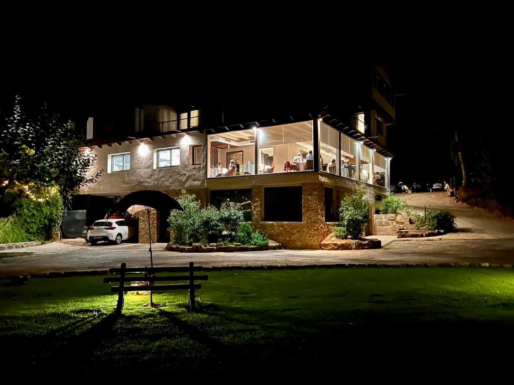 uma casa com um banco à frente à noite em Hospederia El Batan em Tramacastilla