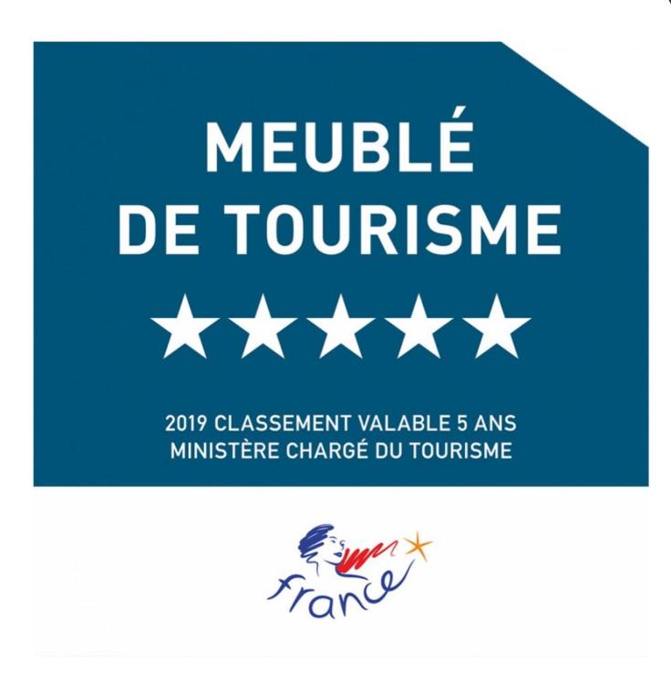 niebieski znak z gwiazdami i napisem mobile dc tourism w obiekcie L'apart'83 - T2 classé 5 étoiles - Belle vue sur la baie du Lazaret w mieście Saint-Elme