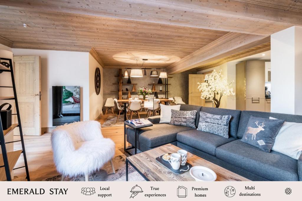 uma sala de estar com um sofá e uma mesa em Apartment Padouk Moriond Courchevel - by EMERALD STAY em Courchevel