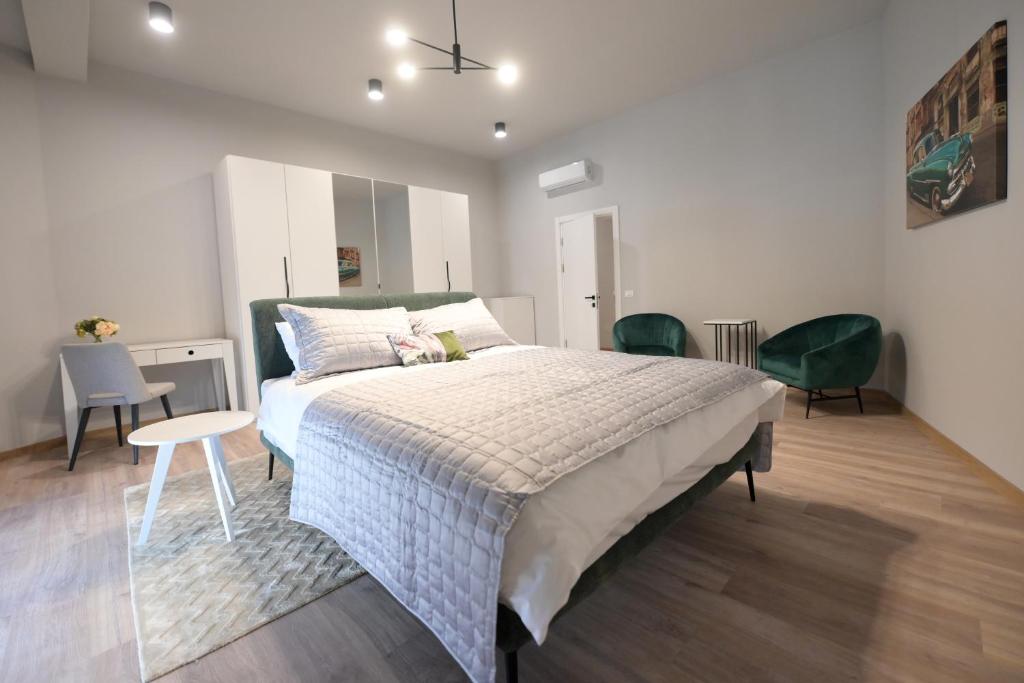 En eller flere senge i et værelse på Umbrella Street Center Luxury 2 Bedroom