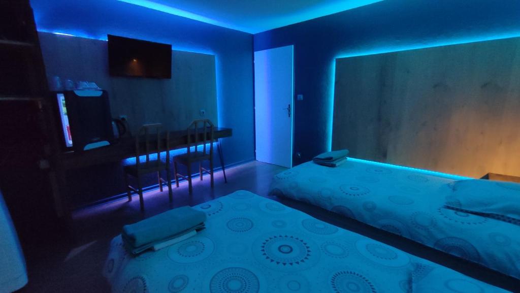 Logis Auberge de la Poirie - Double Room With Private Bathroom