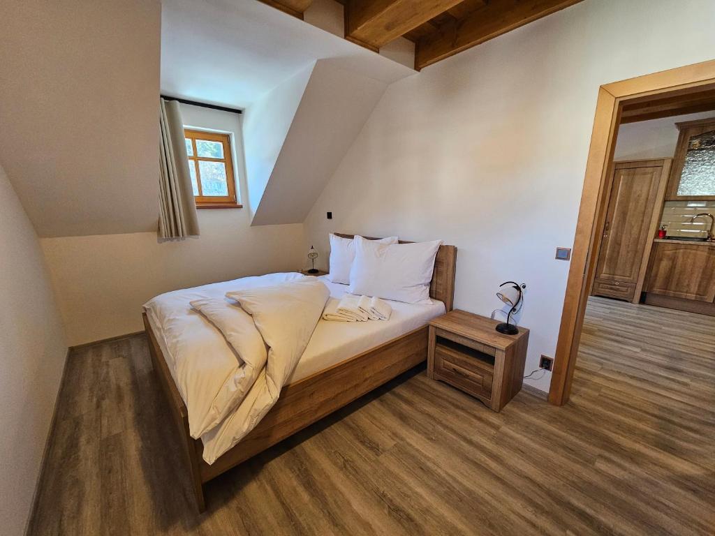 Postel nebo postele na pokoji v ubytování Apartmány Jezerné