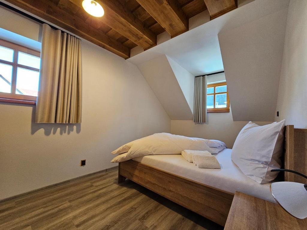 Postel nebo postele na pokoji v ubytování Apartmány Jezerné
