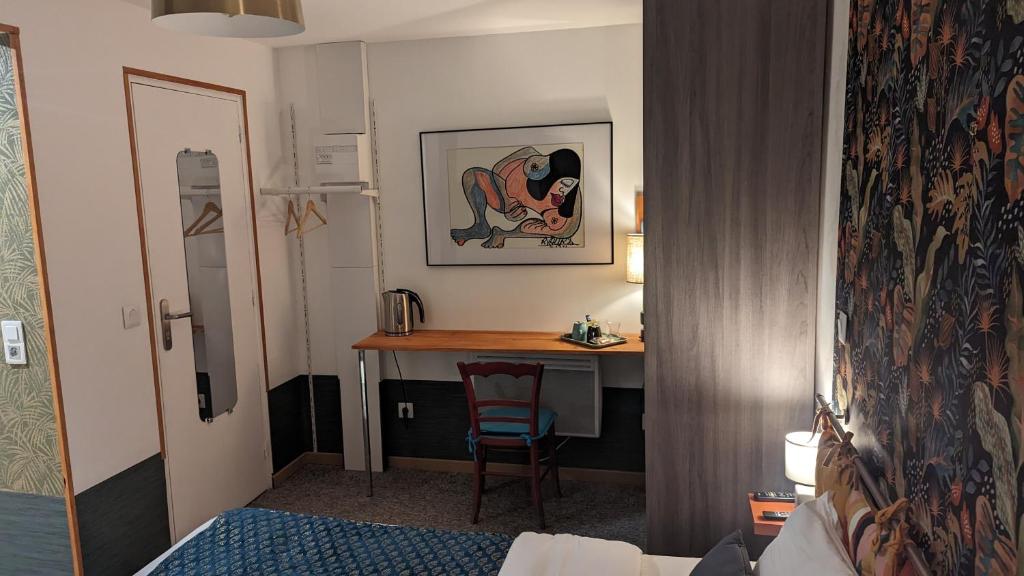 a room with a desk in a hotel room at Aux Écuries Des Pres in Nogent-sur-Seine